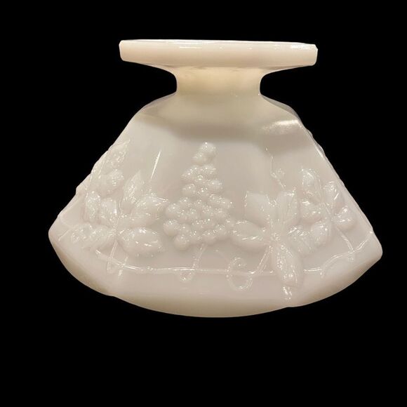 Vintage 9 inch Anchor Hocking milk glass grape and leaf pedestal fruit bowl - Picture 9 of 9